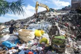 Pemulung mengais sampah di Tempat Pemrosesan Akhir Sampah (TPAS) Manggar, Balikpapan, Kalimantan Timur, Selasa (11/3/2025). Dinas Lingkungan Hidup (DLH) Kota Balikpapan menyebutkan volume sampah selama bulan Ramadhan mencapai 700 - 800 ton per harinya, dibandingkan pada hari biasa hanya sekitar 400 ton per harinya. Antara Kaltim/Aditya Nugroho/mrh