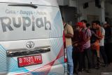 Warga mengantre untuk melakukan penukaran uang baru saat pelayanan mobil penukaran uang Bank Indonesia (BI) di halaman Masjid Agung Kota Blitar, Jawa Timur, Kamis (13/3/2025). Tak hanya warga dari wilayah setempat, sejumlah warga yang berasal dari beberapa kota lain seperti Kediri dan Surabaya juga ikut mengantre untuk mendapatkan pelayanan penukaran pecahan uang baru tersebut dengan alasan keterbatasan kuota. Antara Jatim/Irfan Anshori/um