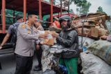 Kapolres Lumajang Alex Sandy Siregar (kiri) membagikan paket takjil kepada pengendara di Randuagung, Lumajang, Jawa Timur, Kamis (13/3/2025). Polres Lumajang membagikan 500 paket takjil gratis kepada pengendara sebagai bentuk kepedulian dan memenuhi kebutuhan berbuka puasa kepada masyarakat pada bulan Ramadhan.  Antara Jatim/Irfan Sumanjaya/um
