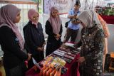 Bupati Lumajang Indah Amperawati (kanan) mengunjungi Bazar Pasar Murah Ramadhan di Lumajang, Jawa Timur, Kamis (13/3/2025). Pemerintah Kabupaten Lumajang mengadakan bazar murah selama enam hari dengan melibatkan 50 UMKM lokal yang menyediakan berbagai kebutuhan pokok dengan harga yang lebih murah guna mengendalikan harga kebutuhan pokok selama bulan ramadhan. Antara Jatim/Irfan Sumanjaya/um