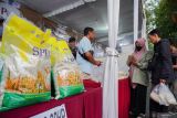 Warga membeli sembako murah saat mengunjungi Bazar Pasar Murah Ramadhan di Lumajang, Jawa Timur, Kamis (13/3/2025). Pemerintah Kabupaten Lumajang mengadakan bazar murah selama enam hari dengan melibatkan 50 UMKM lokal yang menyediakan berbagai kebutuhan pokok dengan harga yang lebih murah guna mengendalikan harga kebutuhan pokok selama bulan ramadhan. Antara Jatim/Irfan Sumanjaya/um