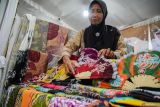 Perajin menata dagangan di Bazar Pasar Murah Ramadhan di Lumajang, Jawa Timur, Kamis (13/3/2025). Pemerintah Kabupaten Lumajang mengadakan bazar murah selama enam hari dengan melibatkan 50 UMKM lokal yang menyediakan berbagai kebutuhan pokok dengan harga yang lebih murah guna mengendalikan harga kebutuhan pokok selama bulan ramadhan. Antara Jatim/Irfan Sumanjaya/um
