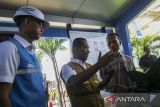 Menteri Energi dan Sumber Daya Mineral (ESDM) Bahlil Lahadalia (tengah) didampingi Direktur Utama PT PLN (Persero) Darmawan Prasodjo (kiri) meninjau Stasiun Pengisian Kendaraan Listrik Umum (SPKLU) di Pelabuhan Merak, Kota Cilegon, Banten, Kamis (13/3/2025). Peninjauan itu dilakukan untuk memastikan SPKLU PLN di pelabuhan tersebut siap digunakan oleh para pemudik selama musim mudik Idul Fitri 1446 Hijriah. ANTARA FOTO/Angga Budhiyanto/gp