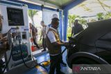 Menteri Energi dan Sumber Daya Mineral (ESDM) Bahlil Lahadalia (tengah) meninjau Stasiun Pengisian Kendaraan Listrik Umum (SPKLU) di Pelabuhan Merak, Kota Cilegon, Banten, Kamis (13/3/2025). Peninjauan itu dilakukan untuk memastikan SPKLU PLN di pelabuhan tersebut siap digunakan oleh para pemudik selama musim mudik Idul Fitri 1446 Hijriah. ANTARA FOTO/Angga Budhiyanto/gp