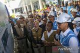 Menteri Energi dan Sumber Daya Mineral (ESDM) Bahlil Lahadalia (kedua kanan) berbincang dengan Direktur Utama PT PLN (Persero) Darmawan Prasodjo (kanan) saat meninjau Stasiun Pengisian Kendaraan Listrik Umum (SPKLU) di Pelabuhan Merak, Kota Cilegon, Banten, Kamis (13/3/2025). Peninjauan itu dilakukan untuk memastikan SPKLU PLN di pelabuhan tersebut siap digunakan oleh para pemudik selama musim mudik Idul Fitri 1446 Hijriah. ANTARA FOTO/Angga Budhiyanto/gp