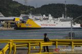 Seorang penumpang berjalan keluar dari kapal saat bersandar di Pelabuhan Merak, Kota Cilegon, Banten, Kamis (13/3/2025). PT ASDP Indonesia Ferry (Persero) menyiapkan sebanyak 69 unit kapal untuk melayani mudik Lebaran 2025 di Pelabuhan Merak, Pelabuhan Ciwandan, dan Pelabuhan Bandar Bakau Jaya (BBJ) Bojonegara guna memastikan kelancaran dan keamanan perjalanan para pemudik. ANTARA FOTO/Angga Budhiyanto/gp