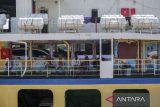 Sejumlah penumpang berada di atas kapal saat bersandar di Pelabuhan Merak, Kota Cilegon, Banten, Kamis (13/3/2025). PT ASDP Indonesia Ferry (Persero) menyiapkan sebanyak 69 unit kapal untuk melayani mudik Lebaran 2025 di Pelabuhan Merak, Pelabuhan Ciwandan, dan Pelabuhan Bandar Bakau Jaya (BBJ) Bojonegara guna memastikan kelancaran dan keamanan perjalanan para pemudik. ANTARA FOTO/Angga Budhiyanto/gp