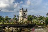 Kondisi menara Masjid Pacinan Tinggi di Kota Serang, Banten, Kamis (13/3/2025). Masjid Pecinan Tinggi yang didirikan oleh Syarif Hidayatullah pada tahun 1552 tersebut merupakan situs sejarah peninggalan berkembangnya agama Islam dan kedatangan orang China atau Tionghoa untuk berdagang di wilayah Banten. ANTARA FOTO/Muhammad Bagus Khoirunas/gp