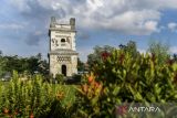 Kondisi menara Masjid Pacinan Tinggi di Kota Serang, Banten, Kamis (13/3/2025). Masjid Pecinan Tinggi yang didirikan oleh Syarif Hidayatullah pada tahun 1552 tersebut merupakan situs sejarah peninggalan berkembangnya agama Islam dan kedatangan orang China atau Tionghoa untuk berdagang di wilayah Banten. ANTARA FOTO/Muhammad Bagus Khoirunas/gp