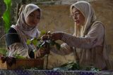 Perajin menyiapkan aneka daun yang akan digunakan pewarnaan cetak alami atau ecoprint di galeri Jejak Alam, Tulungagung, Jawa Timur, Rabu (12/3/2025) Permintaan busana muslim dengan corak dan pewarnaan ecoprint atau cetak alami selama Ramadhan ini meningkat dua kali lipat, yakni dari 20 pesanan dalam kurun sebulan kini bisa mencapai 50 permintaan. meliputi segmen pasar domestik hingga mancanegara seperti Malaysia, Singapura dan Taiwan dengan harga jual produk mulai Rp150 ribu hingga Rp1 juta per pcs. ANTARA Jatim/Destyan Sujarwoko/mas.