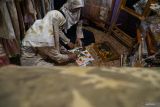 Perajin melakukan pewarnaan cetak alami (ecoprint) dengan teknik pounding pada media kain di galeri Jejak Alam, Tulungagung, Jawa Timur, Rabu (12/3/2025) Permintaan busana muslim dengan corak dan pewarnaan ecoprint atau cetak alami selama Ramadhan ini meningkat dua kali lipat, yakni dari 20 pesanan dalam kurun sebulan kini bisa mencapai 50 permintaan. meliputi segmen pasar domestik hingga mancanegara seperti Malaysia, Singapura dan Taiwan dengan harga jual produk mulai Rp150 ribu hingga Rp1 juta per pcs. ANTARA Jatim/Destyan Sujarwoko/mas.