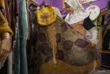 Pelaku UMKM menunjukkan busana muslim ecoiprint hasil kreasinya di galeri Jejak Alam, Tulungagung, Jawa Timur, Rabu (12/3/2025). Permintaan busana muslim dengan corak dan pewarnaan ecoprint atau cetak alami selama Ramadhan ini meningkat dua kali lipat, yakni dari 20 pesanan dalam kurun sebulan kini bisa mencapai 50 permintaan. meliputi segmen pasar domestik hingga mancanegara seperti Malaysia, Singapura dan Taiwan dengan harga jual produk mulai Rp150 ribu hingga Rp1 juta per pcs. ANTARA Jatim/Destyan Sujarwoko/mas.