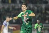 Pesepak bola Persebaya Surabaya Francisco Rivera berselebrasi usai mencetak gol ke gawang PSIS Semarang pada pertandingan BRI Liga 1 di Stadion Gelora Bung Tomo, Surabaya, Jawa Timur, Rabu (12/3/2025). Pertandingan tersebut berakhir imbang dengan skor 1-1. ANTARA Jatim/Rizal Hanafi/mas.