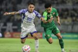 Pesepak bola Persebaya Surabaya Mikael Alfredo Tata (kanan) berebut bola dengan pesepak bola PSIS Semarang Gali Freitas (kiri) pada pertandingan BRI Liga 1 di Stadion Gelora Bung Tomo, Surabaya, Jawa Timur, Rabu (12/3/2025). Pertandingan tersebut berakhir imbang dengan skor 1-1. ANTARA Jatim/Rizal Hanafi/mas.