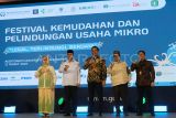 Menteri UMKM Maman Abdurahman (ketiga kanan) berfoto bersama Kepala Badan Penyelenggara Jaminan Produk Halal Haikal Hasan (kedua kanan), Direktur Utama PT Permodalan Nasional Madani (PNM) Arief Mulyadi (kanan), Sekretaris Daerah Provinsi Kalimantan Barat Harisson (kedua kiri) dan Kepala Perwakilan Bank Indonesia Provinsi Kalimantan Barat Nur Asyura Anggini Sari (kiri) pada Festival Kemudahan dan Pelindungan Usaha Mikro di Pontianak, Kalimantan Barat, Rabu (12/3/2025). Pada acara yang digelar Kementerian UMKM dan PT Permodalan Nasional Madani tersebut dibagikan ribuan sertifikat perizinan kepada para pengusaha UMKM Kalbar antara lain 1.000 Nomor Induk Berusaha dari PT PNM, 7.500 sertifikat halal dari Badan Penyelenggara Jaminan Produk Halal (BPJH) serta 350 Sertifikat Produk Pangan Industri Rumah Tangga dari Dinas Kesehatan Kota Pontianak. ANTARA FOTO/Jessica Wuysang/foc. 