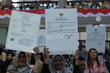 Sejumlah pengusaha UMKM Kalimantan Barat memperlihatkan Surat Nomor Induk Berusaha dan Sertifikat Merek pada Festival Kemudahan dan Pelindungan Usaha Mikro di Pontianak, Kalimantan Barat, Rabu (12/3/2025). Pada acara yang digelar Kementerian UMKM dan PT Permodalan Nasional Madani tersebut dibagikan ribuan sertifikat perizinan kepada para pengusaha UMKM Kalbar antara lain 1.000 Nomor Induk Berusaha dari PT PNM, 7.500 sertifikat halal dari Badan Penyelenggara Jaminan Produk Halal (BPJH) serta 350 Sertifikat Produk Pangan Industri Rumah Tangga dari Dinas Kesehatan Kota Pontianak. ANTARA FOTO/Jessica Wuysang/foc. 