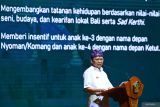 Gubernur Bali Wayan Koster menyampaikan arahannya saat kegiatan Rapat Koordinasi pemerintahan daerah se-Provinsi Bali di Badung, Bali, Rabu (12/3/2025). Rakor yang diikuti seluruh kepala daerah dan anggota DPRD se-Bali itu diselenggarakan guna membangun semangat kebersamaan dan sinergisitas sekaligus menyamakan persepsi antar-wilayah dalam pembangunan Bali khususnya pada periode 2025-2030. ANTARA FOTO/Fikri Yusuf/wsj.