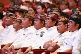 Wakil Gubernur Bali I Nyoman Giri Prasta (kanan) dan Sekretaris Daerah Dewa Made Indra (kedua kanan) bersama sejumlah kepala daerah menghadiri kegiatan Rapat Koordinasi pemerintahan daerah se-Provinsi Bali di Badung, Bali, Rabu (12/3/2025). Rakor yang diikuti seluruh kepala daerah dan anggota DPRD se-Bali itu diselenggarakan guna membangun semangat kebersamaan dan sinergisitas sekaligus menyamakan persepsi antar-wilayah dalam pembangunan Bali khususnya pada periode 2025-2030. ANTARA FOTO/Fikri Yusuf/wsj.