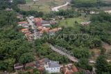 Foto udara Jembatan Cicangor yang ambles di Pangkalan, Karawang, Jawa Barat.Jembatan penghubung jalan provinsi yang menjadi akses utama dari Loji menuju Karawang kota atau sebaliknya itu amblas karena terkikis derasnya aliran sungai, akibatnya tidak bisa dilalui kendaraan roda empat maupun roda dua. ANTARA FOTO/Bayu Pratama S/rwa.