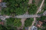 Foto udara Jembatan Cicangor yang ambles di Pangkalan, Karawang, Jawa Barat.Jembatan penghubung jalan provinsi yang menjadi akses utama dari Loji menuju Karawang kota atau sebaliknya itu amblas karena terkikis derasnya aliran sungai, akibatnya tidak bisa dilalui kendaraan roda empat maupun roda dua. ANTARA FOTO/Bayu Pratama S/rwa.