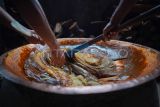 Sejumlah pekerja memproduksi dodol betawi di Sari Rasa Bu Yuyun, Jakarta, Rabu (12/3/2025). Produksi dodol di tempat tersebut mengalami peningkatan hingga enam kali lipat menjelang Idul Fitri dan dijual seharga Rp25 ribu hingga Rp130 ribu. ANTARA FOTO/Ferlian Septa Wahyusa/Adm/foc.