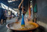Sejumlah pekerja memproduksi dodol betawi di Sari Rasa Bu Yuyun, Jakarta, Rabu (12/3/2025). Produksi dodol di tempat tersebut mengalami peningkatan hingga enam kali lipat menjelang Idul Fitri karena banyaknya permintaan konsumen, dodol itu dijual seharga Rp25 ribu hingga Rp130 ribu. ANTARA FOTO/Ferlian Septa Wahyusa/Adm/foc.