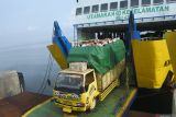 Sebuah truk mengangkut sembako memasuki kapal feri saat mudik awal di Pelabuhan Jangkar, Situbondo, Jawa Timur, Jumat (14/3/2025). Pemerintah Provinsi Jawa Timur menyediakan angkutan laut mudik dan balik gratis Hari Raya Idul Fitri 1446 Hijriah dari Pelabuhan Jangkar Kabupaten Situbondo menuju beberapa kepulauan di Kabupaten Sumenep, Madura. Antara Jatim/Seno/um