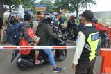 Sejumlah calon penumpang antre di loket saat mudik awal di Pelabuhan Jangkar, Situbondo, Jawa Timur, Jumat (14/3/2025). Pemerintah Provinsi Jawa Timur menyediakan angkutan laut mudik dan balik gratis Hari Raya Idul Fitri 1446 Hijriah dari Pelabuhan Jangkar Kabupaten Situbondo menuju beberapa kepulauan di Kabupaten Sumenep, Madura. Antara Jatim/Seno/um