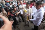 Menteri Pertanian Andi Amran Sulaiman (kedua kanan) mengukur isi minyak goreng kemasan saat sidak di Pasar Tambahrejo, Surabaya, Jawa Timur, Jumat (24/3/2025). Dalam sidak itu ditemukan minyak goreng kemasan yang isinya tidak sesuai takaran seperti yang tertulis di kemasannya. Antara Jatim/Didik Suhartono/um