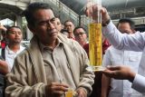 Menteri Pertanian Andi Amran Sulaiman (kiri) mengamati volume isi minyak goreng kemasan setelah dituangkan saat sidak di Pasar Tambahrejo, Surabaya, Jawa Timur, Jumat (24/3/2025). Dalam sidak itu ditemukan minyak goreng kemasan yang isinya tidak sesuai takaran seperti yang tertulis di kemasannya. Antara Jatim/Didik Suhartono/um