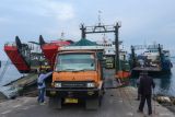 Truk keluar dari kapal di Pelabuhan LCM Ketapang, Banyuwangi, Jawa Timur, Jumat (14/3/2025). Dalam rangka angkutan lebaran tahun 2025 di Pelabuhan Ketapang dan Gilimanuk akan diberlakukan pembatasan selama 16 hari untuk kendaraan angkutan barang yang dimulai pada kamis (24/3) hingga Selasa (8/4) guna mengantisipasi kepadatan kendaraan pemudik. Antara Jatim/Budi Candra Setya/um