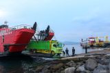 Sebuah truk keluar dari kapal di Pelabuhan LCM Ketapang, Banyuwangi, Jawa Timur, Jumat (14/3/2025). Dalam rangka angkutan lebaran tahun 2025 di Pelabuhan Ketapang dan Gilimanuk akan diberlakukan pembatasan selama 16 hari untuk kendaraan angkutan barang yang dimulai pada kamis (24/3) hingga Selasa (8/4) guna mengantisipasi kepadatan kendaraan pemudik. Antara Jatim/Budi Candra Setya/um