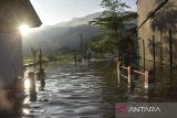 Anak - anak bermain air saat banjir di Desa Tanjungmulya, Kabupaten Ciamis, Jawa Barat, Jumat (14/3/2025). Hujan deras yang mengguyur wilayah Kabupaten Ciamis pada Kamis (13/3) menyebabkan Sungai Citanduy meluap dan menurut BPBD Ciamis sebanyak 524 Kepala Keluarga (KK) terdampak banjir di empat Desa, Kecamatan Panumbangan. ANTARA FOTO/Adeng Bustomi/agr