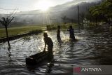 Anak - anak bermain air saat banjir di Desa Tanjungmulya, Kabupaten Ciamis, Jawa Barat, Jumat (14/3/2025). Hujan deras yang mengguyur wilayah Kabupaten Ciamis pada Kamis (13/3) menyebabkan Sungai Citanduy meluap dan menurut BPBD Ciamis sebanyak 524 Kepala Keluarga (KK) terdampak banjir di empat Desa, Kecamatan Panumbangan. ANTARA FOTO/Adeng Bustomi/agr