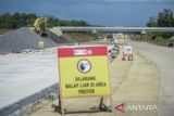 Suasana area pembangunan jalan tol Serang-Panimbang di Bojong, Pandeglang, Banten, Jumat (14/3/2025). Presiden Prabowo Subianto akan melanjutkan proyek strategis nasional (PSN) pembangunan jalan tol Serang-Panimbang sepanjang 83,67 kilometer yang ditargetkan akan rampung pada akhir tahun 2026. ANTARA FOTO/Muhammad Bagus Khoirunas/gp