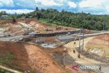 Suasana area pembangunan jalan tol Serang-Panimbang di Bojong, Pandeglang, Banten, Jumat (14/3/2025). Presiden Prabowo Subianto akan melanjutkan proyek strategis nasional (PSN) pembangunan jalan tol Serang-Panimbang sepanjang 83,67 kilometer yang ditargetkan akan rampung pada akhir tahun 2026. ANTARA FOTO/Muhammad Bagus Khoirunas/gp