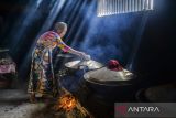 Pekerja mengemas apem yang siap dijual di Sentra Produksi Apem Barokah 1970, Desa Kadubungbang, Pandeglang, Banten, Jumat (14/3/2025). Pelaku usaha setempat mengaku permintaan apem khas Pandeglang yang biasa disajikan untuk menu berbuka puasa tersebut pada Ramadhan mengalami lonjakan permintaan dari rata-rata dapat memproduksi sebanyak 20 kilogram apem per hari menjadi 2 kwintal apem per hari dan dijualnya seharga Rp10.000 per bungkus. ANTARA FOTO/Muhammad Bagus Khoirunas/gp