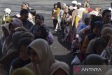 Warga antre mendapatkan kupon pembelian beras saat Gerakan Pangan Murah (GPM) di Kabupaten Ciamis, Jawa Barat, Kamis (12/3/2025). Pemerintah Kabupaten Ciamis menggelar gerakan pangan murah dengan menyediakan tiga ton beras medium, daging, telur, minyak goreng, terigu, gula, dan sayuran untuk memastikan ketersediaan dan aksesibilitas pangan yang terjangkau bagi masyarakat selama Ramadhan dalam menghadapi Lebaran. ANTARA FOTO/Adeng Bustomi/agr