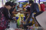 Warga membeli sayuran saat Gerakan Pangan Murah (GPM) di Kabupaten Ciamis, Jawa Barat, Kamis (12/3/2025). Pemerintah Kabupaten Ciamis menggelar gerakan pangan murah dengan menyediakan tiga ton beras medium, daging, telur, minyak goreng, terigu, gula, dan sayuran untuk memastikan ketersediaan dan aksesibilitas pangan yang terjangkau bagi masyarakat selama Ramadhan dalam menghadapi Lebaran. ANTARA FOTO/Adeng Bustomi/agr