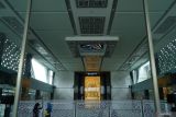 Jamaah putri bersiap menjalankan ibadah shalat ashar di Masjid modern Al Fattah, Tulungagung, Jawa Timur, Kamis (13/3/2025). Masjid yang terletak di jantung Kota Tulungagung ini memiliki keistimewaan pada desainnya yang dirancang futuristik, hemat energi dan ramah lingkungan melalui pencahayaan alami serta ventilasi udara sehingga mengurangi beban penggunaan listrik untuk lampu maupun pendingin ruangan. ANTARA Jatim/Destyan Sujarwoko/mas.