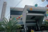 Pemandangan dari depan Masjid modern Al Fattah, Tulungagung, Jawa Timur, Kamis (13/3/2025). Masjid yang terletak di jantung Kota Tulungagung ini memiliki keistimewaan pada desainnya yang dirancang futuristik, hemat energi dan ramah lingkungan melalui pencahayaan alami serta ventilasi udara sehingga mengurangi beban penggunaan listrik untuk lampu maupun pendingin ruangan. ANTARA Jatim/Destyan Sujarwoko/mas.