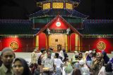 Warga berbuka puasa bersama di Masjid Muhammad Cheng Hoo Surabaya, Jawa Timur, Jumat (14/3/2025). Masjid berukuran 11Ã9 meter yang diresmikan pada tahun 2003 tersebut memiliki bentuk seperti kelenteng dengan memadukan unsur budaya Islam dan Tionghoa guna menjadi simbol persatuan, keberagaman, serta kekayaan budaya Tionghoa-Muslim di Indonesia. ANTARA Jatim/Rizal Hanafi/mas.
