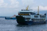 Kapal ferry berlayar di Selat Bali terlihat dari Pelabuhan Ketapang, Banyuwangi, Jawa Timur, Jumat (14/3/2025). PT ASDP Indonesia Ferry akan menutup sementara Pelabuhan Ketapang dan Gilimanuk selama Hari Raya Nyepi 2025 yang berbarengan dengan puncak arus mudik lebaran. ANTARA Jatim/Budi Candra Setya/mas.