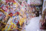 Pekerja menata parsel Lebaran di Toko Elson Parcel, Surabaya, Jawa Timur, Jumat (14/3/2025). Memasuki hari ke-14 Ramadhan, pedagang telah menjual hingga 1.500 paket parsel Lebaran dengan harga Rp100 ribu hingga Rp4 juta dan diprediksi akan terus meningkat hingga H-7 Lebaran ANTARA Jatim/Rizal Hanafi/mas.