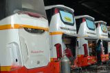Pekerja melakukan perawatan rutin armada bus di garasi PO Harapan Jaya, Tulungagung, Jawa Timur, Kamis (13/3/2025). Perawatan hingga servis besar dilakukan pelaku usaha jasa angkutan darat itu untuk memastikan seluruh armada bus yang ada siap dikerahkan untuk optimalisasi angkutan mudik/balik Lebaan 2025. ANTARA Jatim/Destyan Sujarwoko/mas.