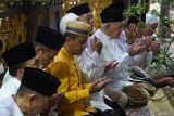 Ketua Umum Partai Golkar Bahlil Lahadalia (kiri) dan politikus Partai Golkar Nusron Wahid (kedua kiri) serta pengasuh Pesantren Tebuireng KH Abdul Hakim Mahfudz (tengah)saat beriziarah di makam pendiri NU KH Hasyim Asy'ari dan Gus Dur Ponpes Tebuireng, Kabupaten Jombang, Jawa Timur, Jumat (14/3/2025). Bahlil bersama pengurus Golkar safari Ramadhan ke sejumlah pondok pesantren (ponpes) di Jawa Timur untuk meminta nasehat para Kyai agar menjadi pejabat yang amanah dan mendoakan agar bangsa Indonesia dalam lindungan Allah SWT. ANTARA Jatim/Syaiful Arif/mas.