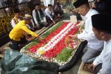 Ketua Umum Partai Golkar Bahlil Lahadalia (kiri) saat beriziarah di makam pendiri NU KH Hasyim Asy'ari dan Gus Dur Ponpes Tebuireng, Kabupaten Jombang, Jawa Timur, Jumat (14/3/2025). Bahlil bersama pengurus Golkar safari Ramadhan ke sejumlah pondok pesantren (ponpes) di Jawa Timur untuk meminta nasehat para Kyai agar menjadi pejabat yang amanah dan mendoakan agar bangsa Indonesia dalam lindungan Allah SWT. ANTARA Jatim/Syaiful Arif/mas.