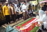 Ketua Umum Partai Golkar Bahlil Lahadalia (kiri) saat beriziarah di makam pendiri NU KH Hasyim Asy'ari dan Gus Dur Ponpes Tebuireng, Kabupaten Jombang, Jawa Timur, Jumat (14/3/2025). Bahlil bersama pengurus Golkar safari Ramadhan ke sejumlah pondok pesantren (ponpes) di Jawa Timur untuk meminta nasehat para Kyai agar menjadi pejabat yang amanah dan mendoakan agar bangsa Indonesia dalam lindungan Allah SWT. ANTARA Jatim/Syaiful Arif/mas.