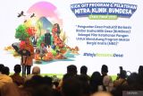 Gubernur Jawa Timur Khofifah Indar Parawansa menyampaikan paparan saat menjadi pembicara utama pada acara kick-off Program dan Pelatihan Mitra Klinik BUMDesa Jatim 2025 di Surabaya Suites Hotel, Kamis (13/3/2025). Kegiatan yang dinisiasi oleh KIP Foundation tersebut bertema “Penguatan Desa Produktif Berbasis BUMDesa sebagai Pilar Ketahanan Pangan untuk Mendukung Program Makan Bergizi Gratis (MBG). ANTARA Jatim/Moch Asim.