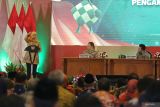 Gubernur Jawa Timur Khofifah Indar Parawansa (kiri) menyampaikan arahan disaksikan Wagub Jatim Emil Elestianto Dardak (kanan) dan Kepala Biro Operasi Polda Jatim Kombes Pol Jimmy Agustinus Anes (tengah) saat rapat koordinasi pengamanan Lebaran di Surabaya, Jawa Timur, Jumat (14/3/2025). Rapat yang dihadiri Forkopimda Provinsi Jatim dan Forkopimda kabupaten/kota serta pemangku kepentingan lainnya tersebut merupakan langkah awal untuk memastikan kesiapan pengamanan arus mudik dan arus balik guna mewujudkan suasana Lebaran yang aman, nyaman dan damai. ANTARA Jatim/Moch Asim.